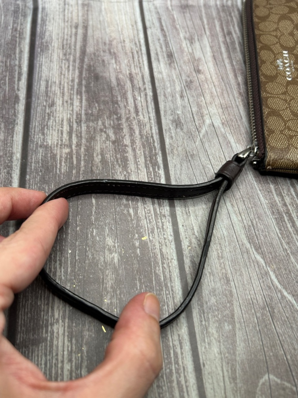 💋COACH Corner Zip Wristlet Signature Canvas Glittery Pink Lip Motif F31892 - Picture 14 of 16